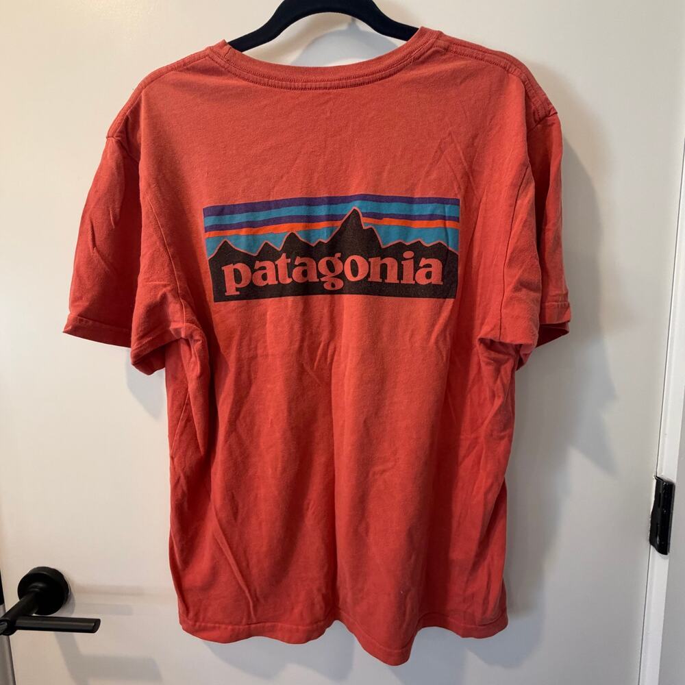 Patagonia 100% Organic Cotton Mens T-shirt Medium Coral/ Salmon color